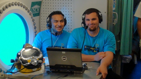 The spanish version of 'If reefs could talk' broadcasting live from inside the Aquarius habitat.